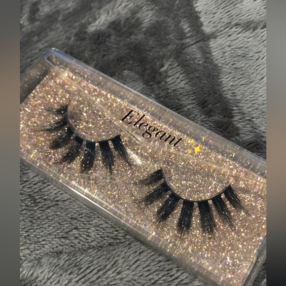 Lashes - Picture 9 of 11